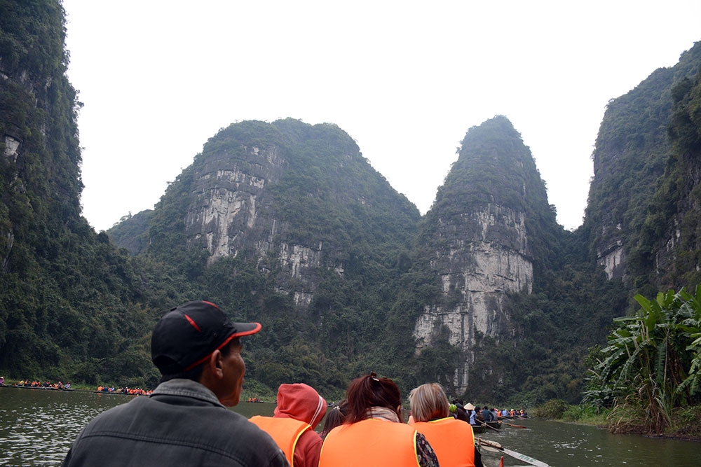 Dãy núi đá vôi nằm sát chân mép nước, khiến du khách như lạc vào miền cổ tích hoặc một cõi khác, hoang sơ, kỳ thú, khác hẳn so với cuộc sống phố phường, khu công nghiệp sôi động.