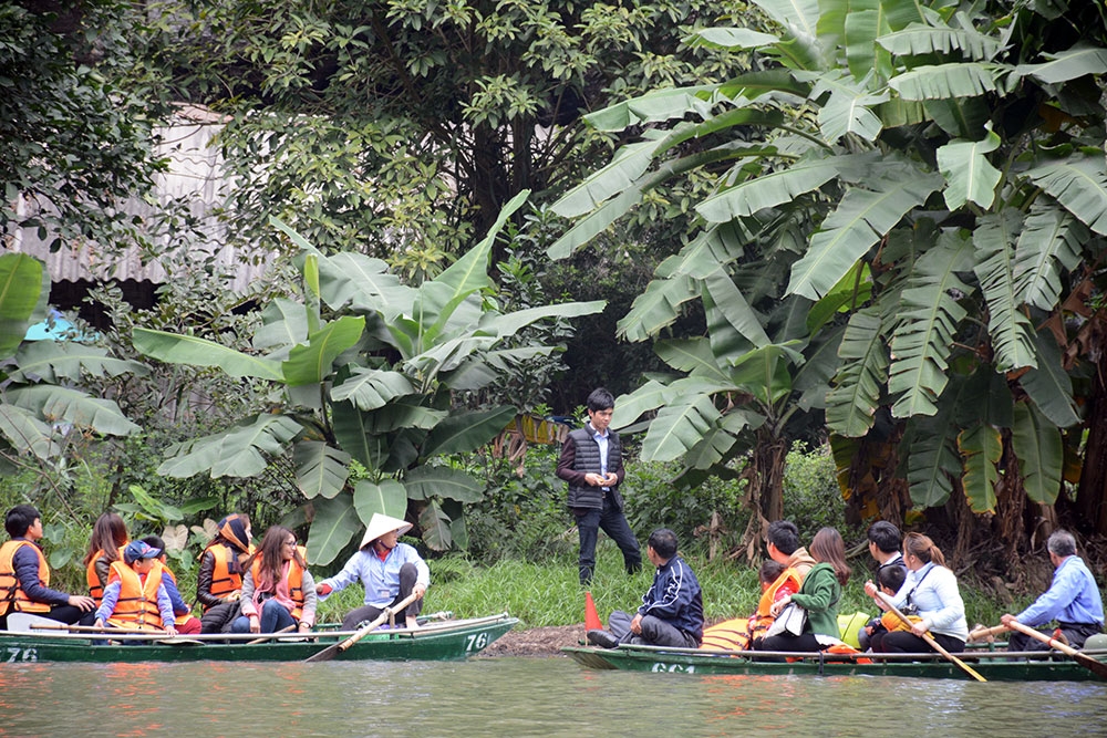 Ngày nghỉ cuối tuần, nhất là giờ cao điểm, do có đông du khách, các đò phải đi chậm, không được vượt nhau, nên thời gian thường kéo dài.