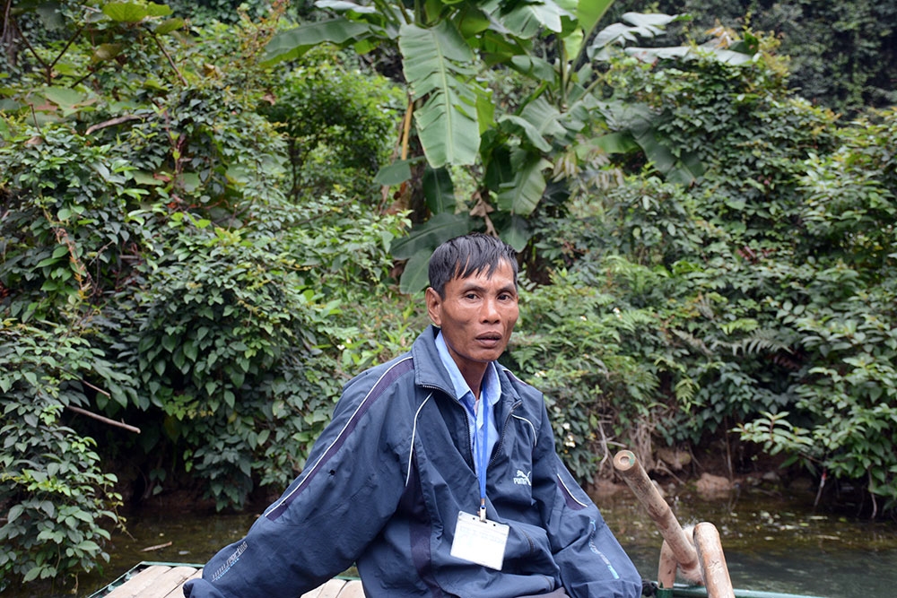 Phút nghỉ ngơi giữa chặng của một người chèo đò.