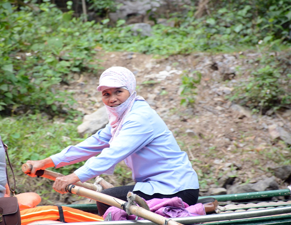 Chèo đò chở khách du lịch là công việc không hề nhẹ nhàng, nhất là khi chở những du khách có trọng lượng cơ thể lớn, hoặc những người hiếu kỳ, dễ làm đò nghiêng lệch, khó lái.