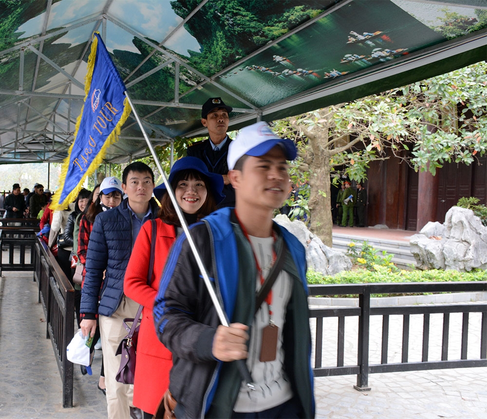 Vào ngày nghỉ cuối tuần, rất đông du khách đến với Tràng An du lịch bằng thuyền. Giá vé một chuyến du lịch bằng thuyền ở đây là 200.000đ cho một người lớn. Riêng trẻ em, tùy vào chiều cao mà cơ quan chủ quản thu ở các mức khác nhau.