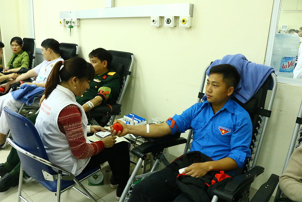 “Giọt hồng trao đi, nghĩa tình ở lại