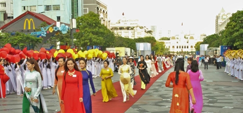 TP Hồ Chí Minh: Gần 3.000 người đồng diễn áo dài
