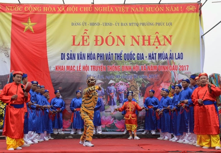 Trước khi sang biểu diễn ở Hội Gióng, giáp thường cử 22 thành viên hát và múa Ải Lao cùng với lính cả, lính nhì (những người đứng đầu giáp) và một ông mõ đi theo phường để phục vụ cơm nước.