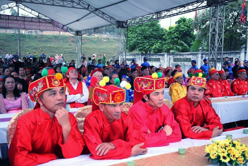 Mỗi thành viên phải tự chuẩn bị cho mình 1 chiếc nón dứa, 1 áo the đen, 2 quần trúc bâu trắng, 1 chiếc thắt lưng xanh hoặc đỏ và một đôi sinh (sênh) tre làm bằng khúc tre già được vót chỉ lấy phần cật sau đó phơi khô.