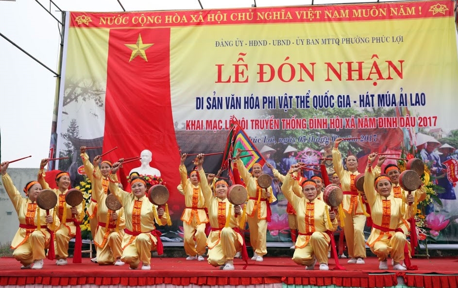 Theo các nhà nghiên cứu văn hóa, hát múa Ải Lao có những quy định khắt khe lựa chọn con người thực hiện, về nội dung, lời hát và nơi biểu diễn. Loại hình văn hóa này chỉ dùng biểu diễn trong thời khắc nhất định, ở một nơi nhất định vì mang ý nghĩa tâm linh rất rõ nét.