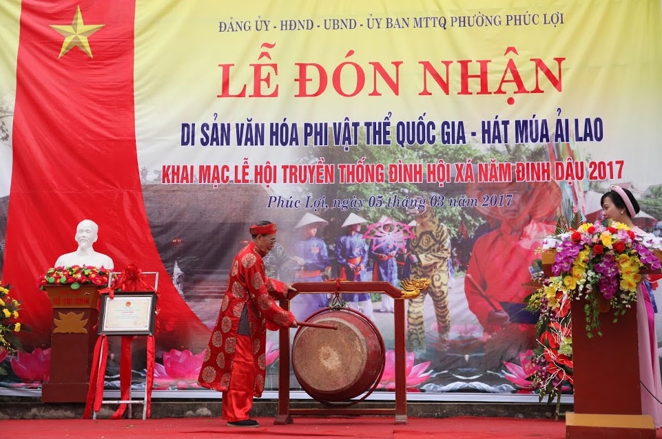 Hát múa Ải Lao có các lớp lang văn hóa, câu chuyện lịch sử được đúc kết từ bao thế hệ... Tùy từng thời gian, địa điểm mà phường hát các bài hát cho phù hợp hoàn cảnh. Về múa cũng tương tự, có hai điệu múa chính là múa hành lễ và múa nghi lễ.