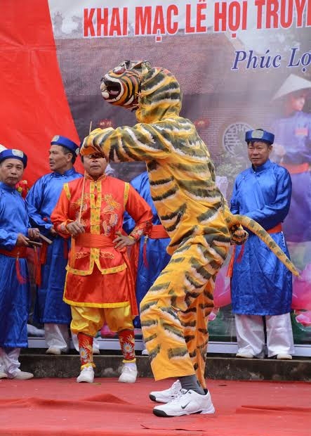 Trong hát múa Ải Lao, ông Hổ là nhân vật đại diện cho sức mạnh của thiên nhiên được Thánh Gióng quy phục. Hiện nay, những người trong phường Ải Lao quan niệm Ông Hổ là một vị thiên tướng của nhà trời xuống giúp Thánh Gióng đánh giặc. Ông Hổ được chọn với tiêu chí là người có sức khỏe, vóc dáng cao lớn và có năng khiếu múa.