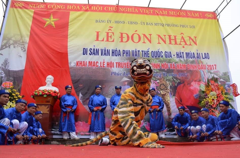 Các bài hát Ải Lao được chuyển từ các bài thơ chủ yếu theo thể lục bát, song thất lục bát và thơ tám chữ bằng cách lặp từ, thêm các từ đệm, thay đổi cấu trúc bài thơ. Người ta thêm các từ đệm vào câu thơ để tạo nhịp và duy trì sự hài hòa cho bài hát mà không làm thay đổi ý nghĩa của lời.