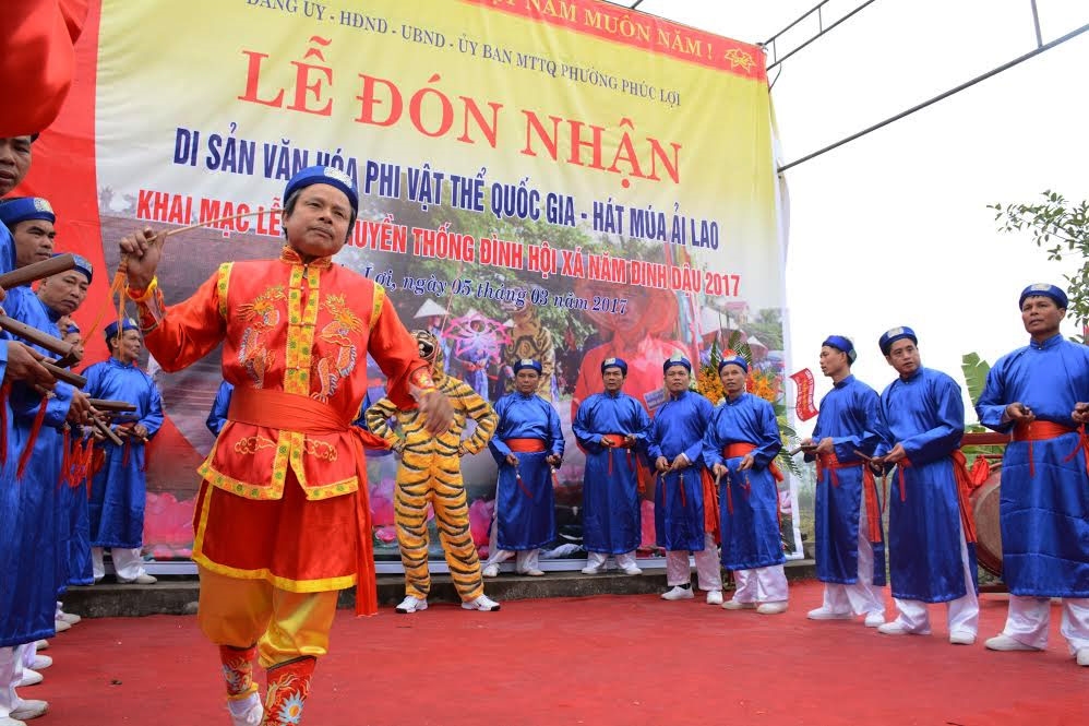 Nhân vật ông Câu là biểu tượng cho cuộc sống thường ngày, cho tình yêu đôi lứa. Hình tượng Ông Câu được dựng lên biểu hiện cho cuộc tìm hiểu, ướm hỏi của chàng trai đối với cô gái với mong muốn tìm được một người vợ xinh đẹp, nết na. Chính vì vậy, người đóng vai ông Câu phải múa dẻo, tình tứ để có thể truyền tải được chủ đề của bài hát.