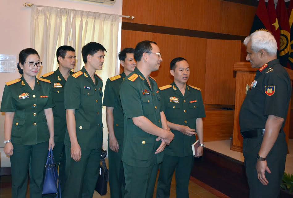 Đoàn sĩ quan trẻ QĐND Việt Nam tham quan, giao lưu tại Học viện Kỹ thuật Quân sự Quân đội Ấn Độ
