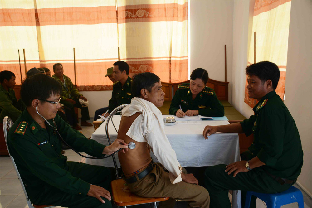 Phát huy vai trò già làng, trưởng thôn bảo vệ chủ quyền an ninh biên giới
