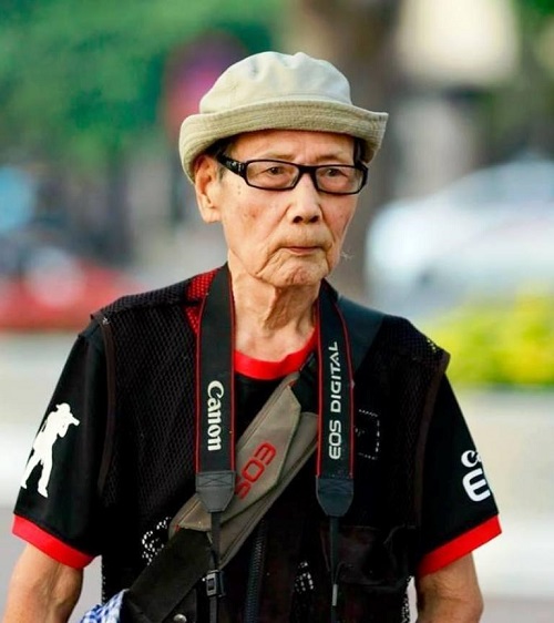 Cụ ông mê nhiếp ảnh