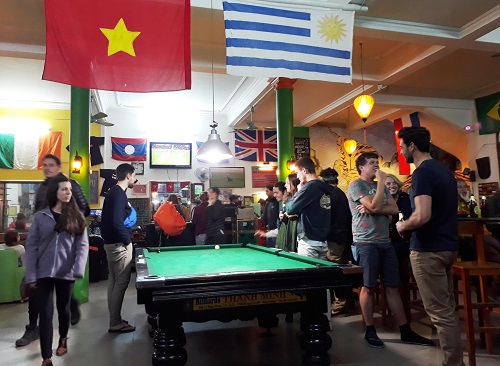 Phố du lịch trước cửa động Phong Nha