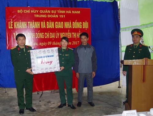 Bộ CHQS tỉnh Hà Nam bàn giao nhà đồng đội
