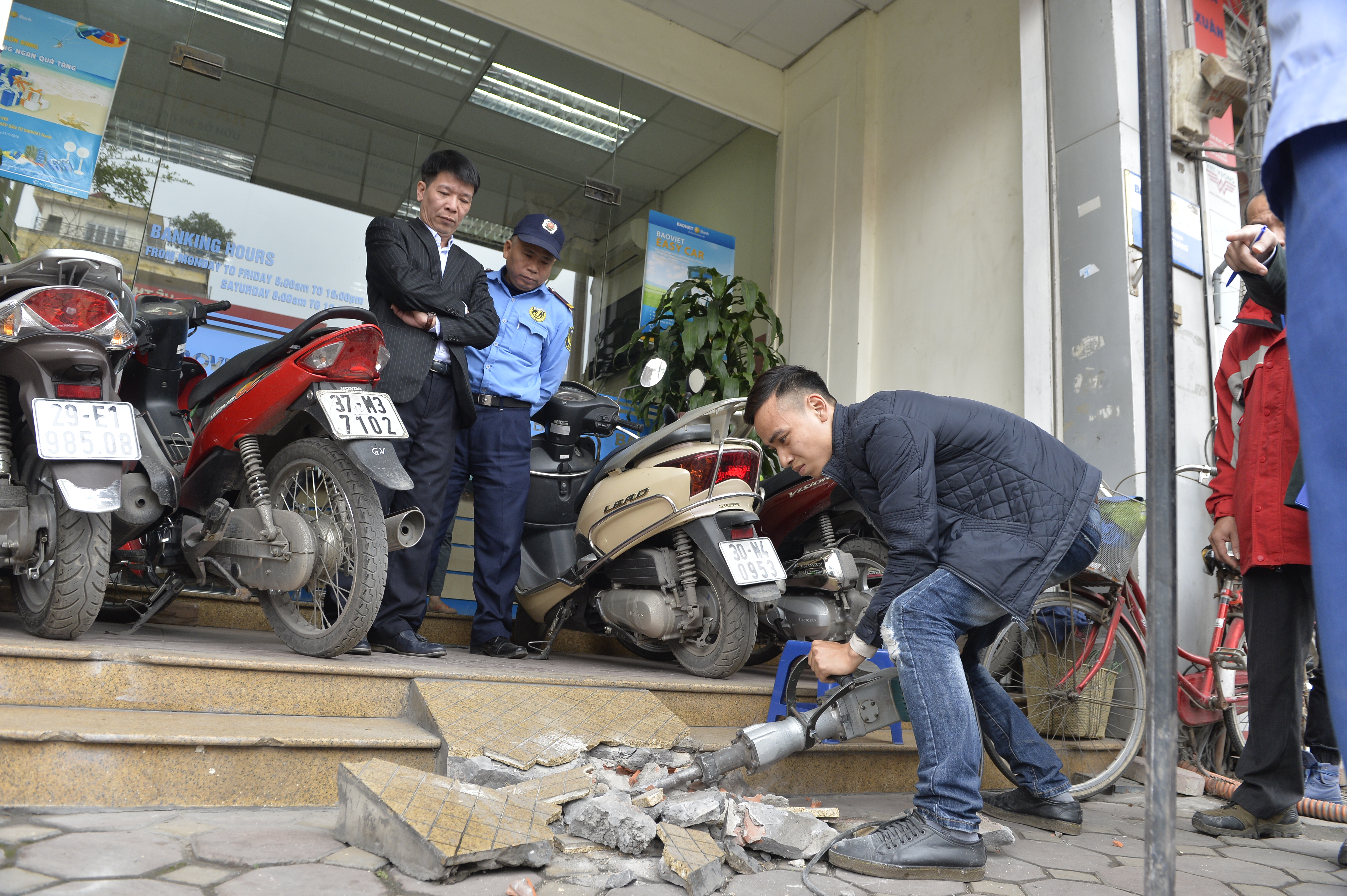 Hà Nội: Xử lý hàng loạt các trường hợp lấn chiếm vỉa hè, lòng đường