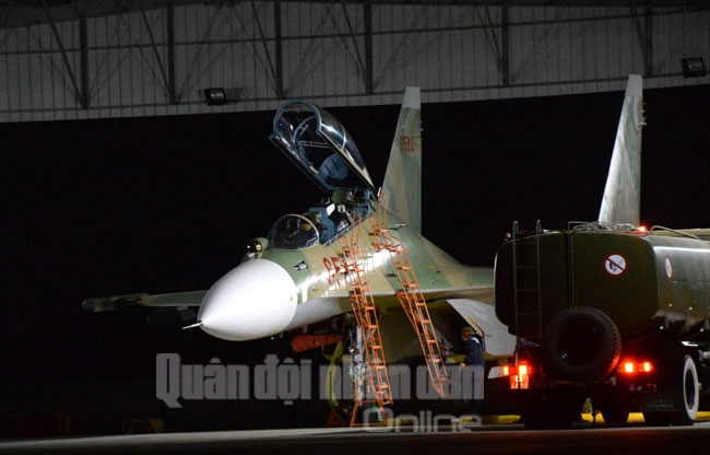 Nạp nhiên liệu, kiểm tra tình trạng kỹ thuật của máy bay giữa các chuyến bay đêm.