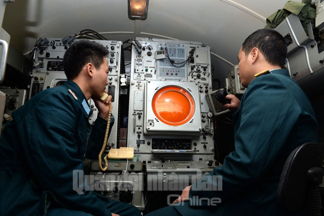 Nhân viên đài ra đa P12 theo sát, quản lý liên tục hoạt động của máy bay trên không.