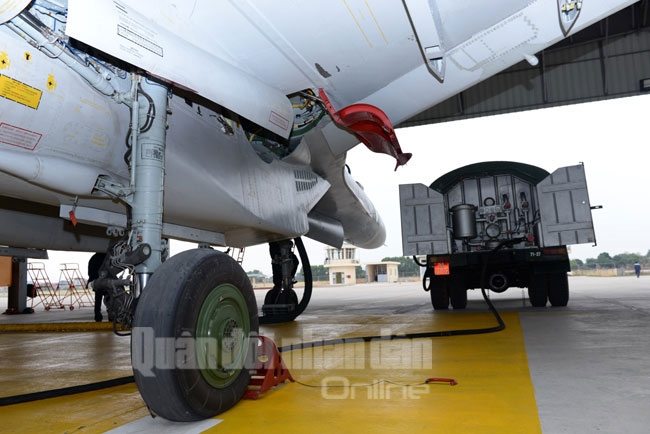 Xe tra nạp nhiên liệu tiến hành nạp dầu bay.