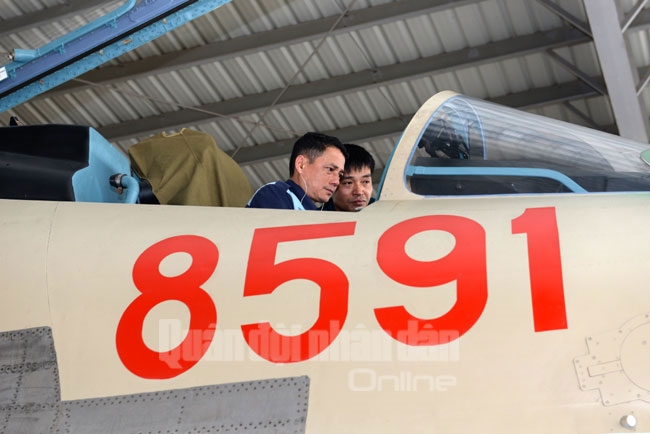 Nhân viên ngành thiết bị hàng không kiểm tra thiết bị buồng lái.