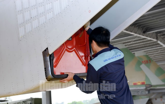 …và khoang động cơ cũng được kiểm tra chặt chẽ.