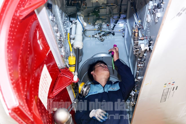 Trong khi đó, khoang càng máy bay…