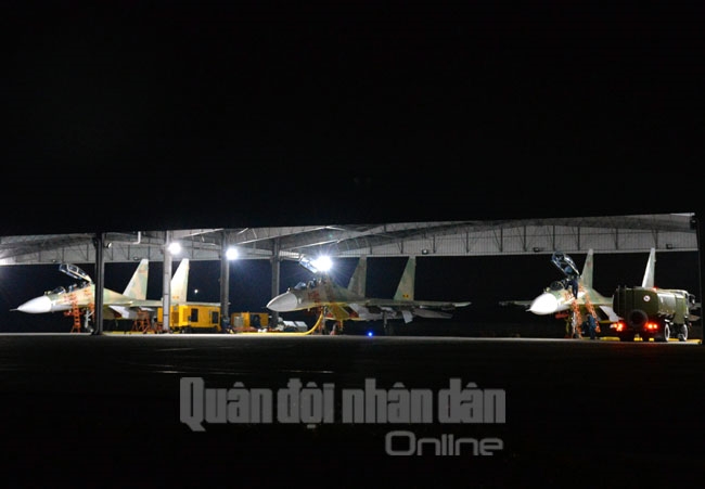 Màn đêm đã bao trùm trên sân bay Kép.