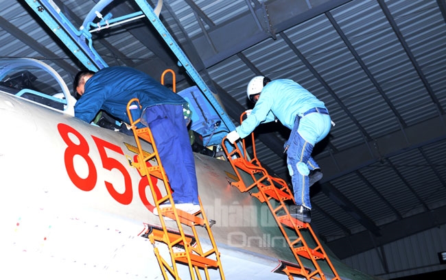 Phi công trở về đường băng sau chuyến bay cuối ban.