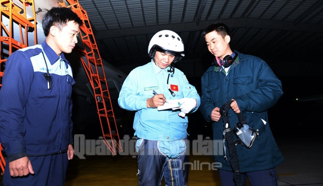 …và bàn giao máy bay cho đội ngũ nhân viên kỹ thuật. Ban bay đêm đã hoàn thành, bảo đảm an toàn tuyệt đối.