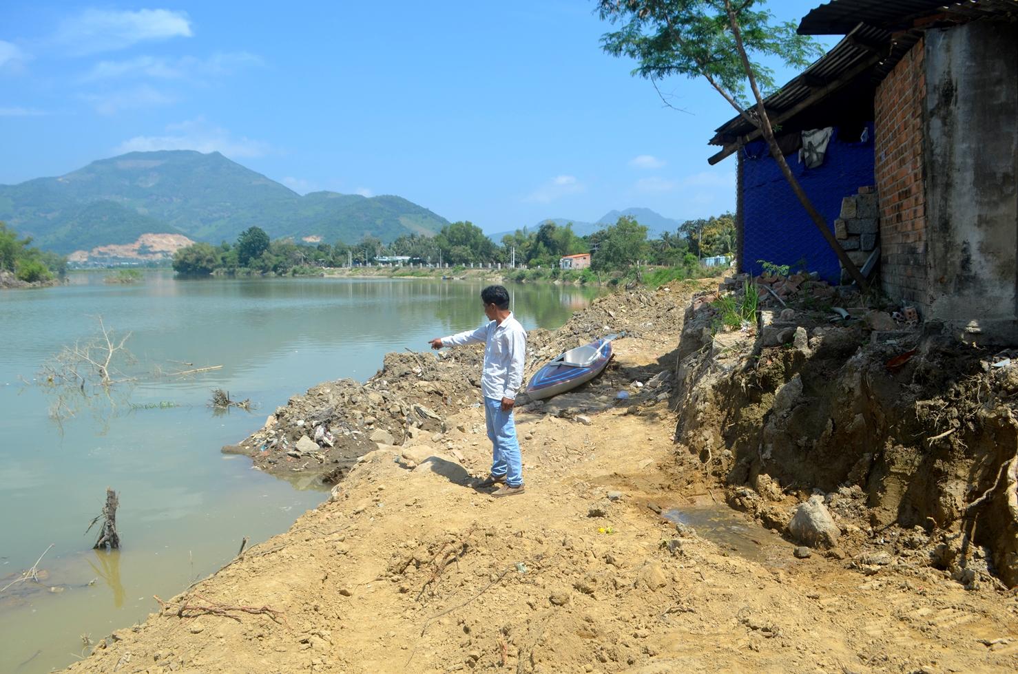 Nỗi lo sông “nuốt” làng 

