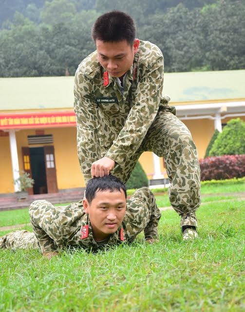 Miếng võ điêu luyện của các chiến sĩ có thể khống chế đối phương một cách gọn gàng.