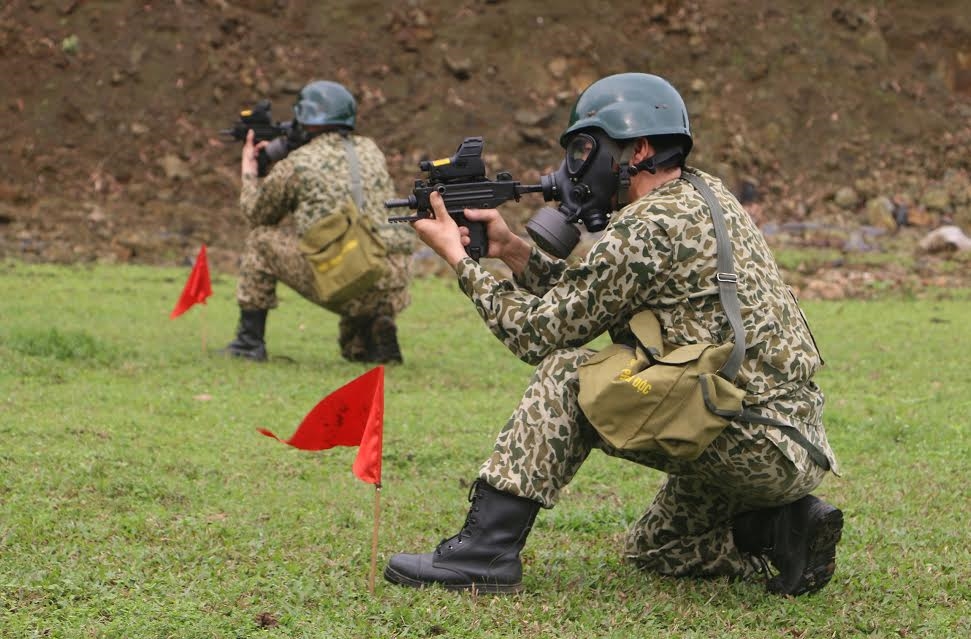 Chiến sĩ luyện bắn bằng súng tiểu liên Micro Uzi.