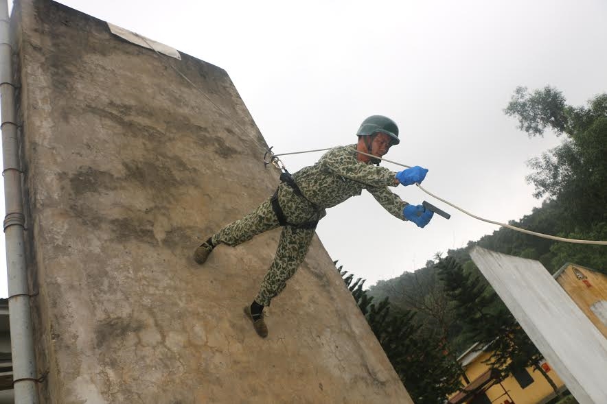 Thả dây vận động nhà cao tầng là một trong những khoa mục huấn luyện được chú ý đặc biệt, bởi đây là kỹ thuật có độ khó và vô cùng nguy hiểm.