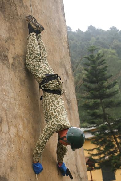 Bức tường thẳng đứng, trơn trượt cũng không thể khuất phục được ý chí quyết tâm của các chiến đấu viên.