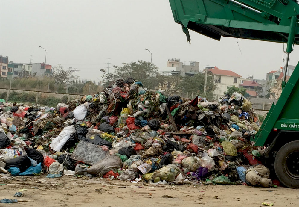 Những bãi rác gần khu dân cư
