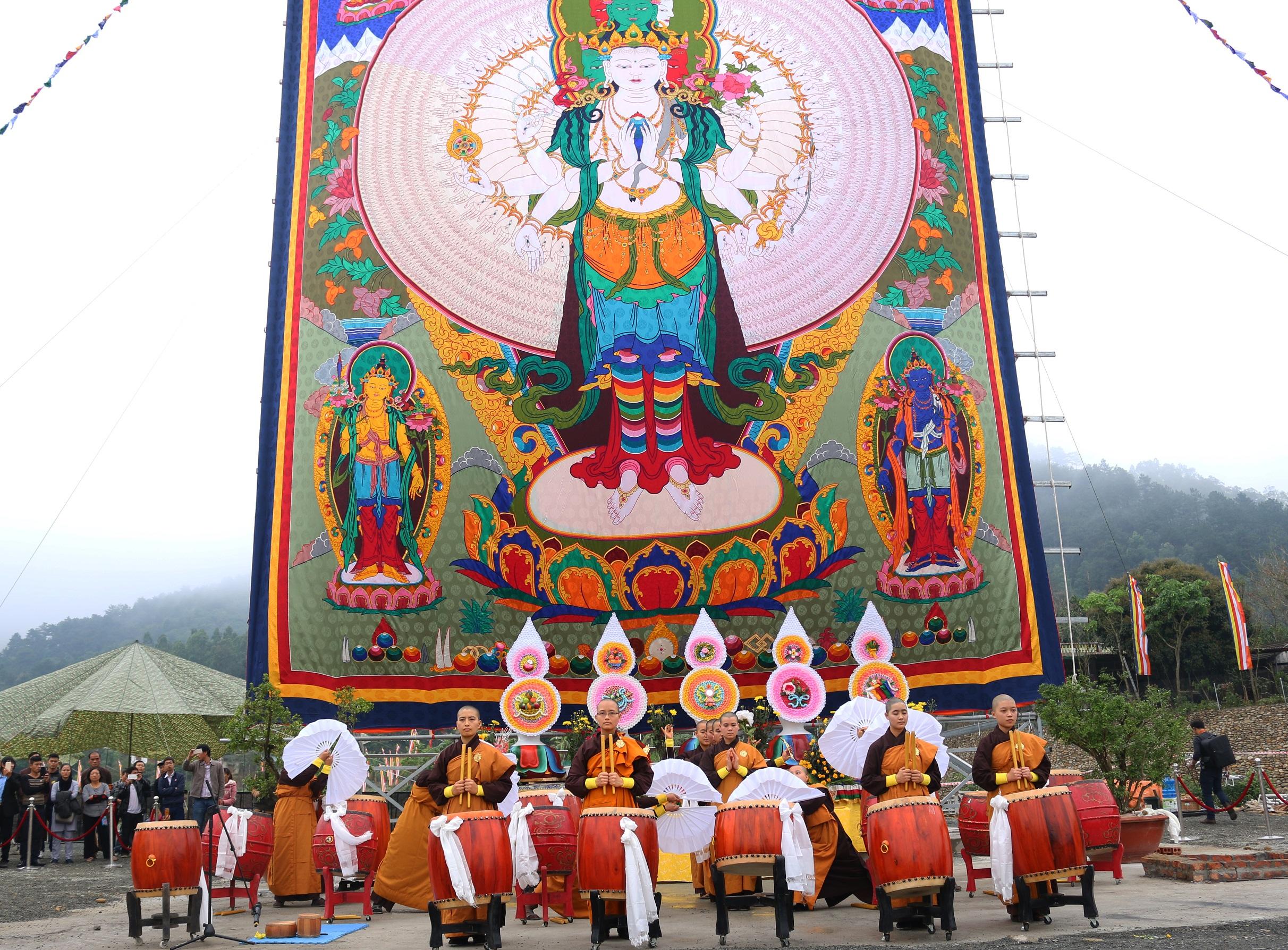 Hàng vạn du khách trẩy hội Tây Thiên 