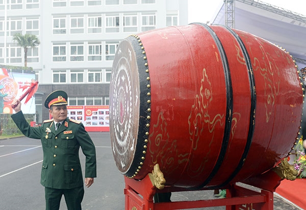 Thiếu tướng Đỗ Thanh Bình,Tư lệnh Binh chủng Đặc công đánh trống khai mạc chương trình nghệ thuật - võ thuật.