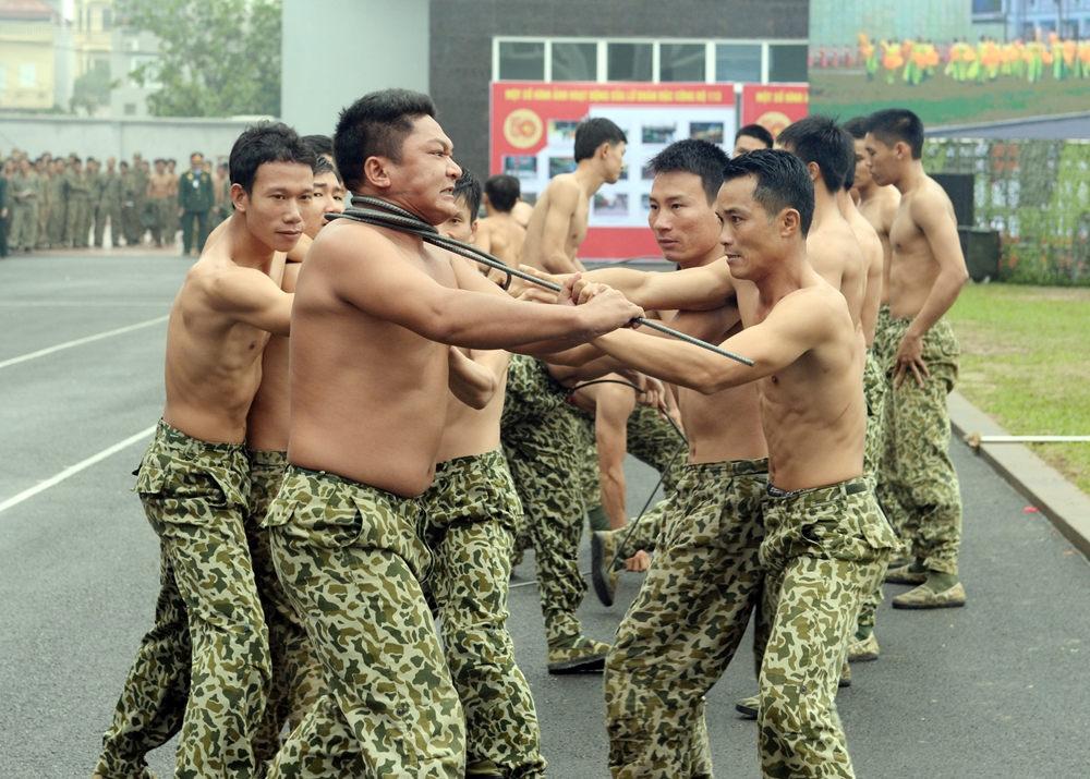 Dùng cổ cuốn cây thép.