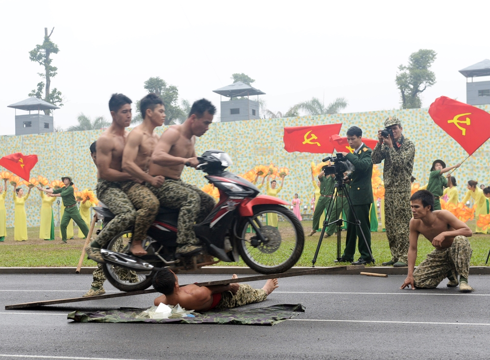 Cởi trần nằm trên thủy tinh để xe máy lao qua.