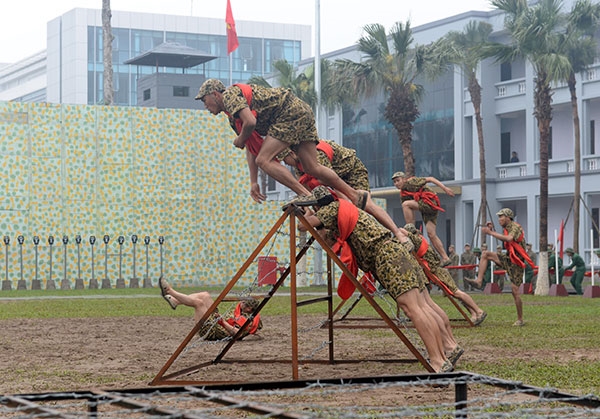 Vượt qua hàng rào dây thép gai.