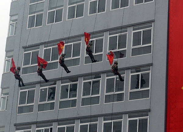 Đột nhập mục tiêu bằng phương pháp thả dây.