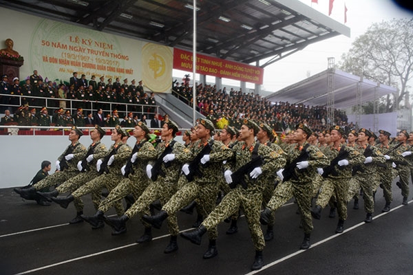 Diễu, duyệt đội ngũ tại lễ kỷ niệm.