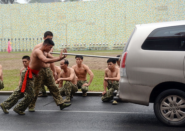 Dùng yết hầu kê mũi giáo nhọn đẩy ô tô 7 chỗ.