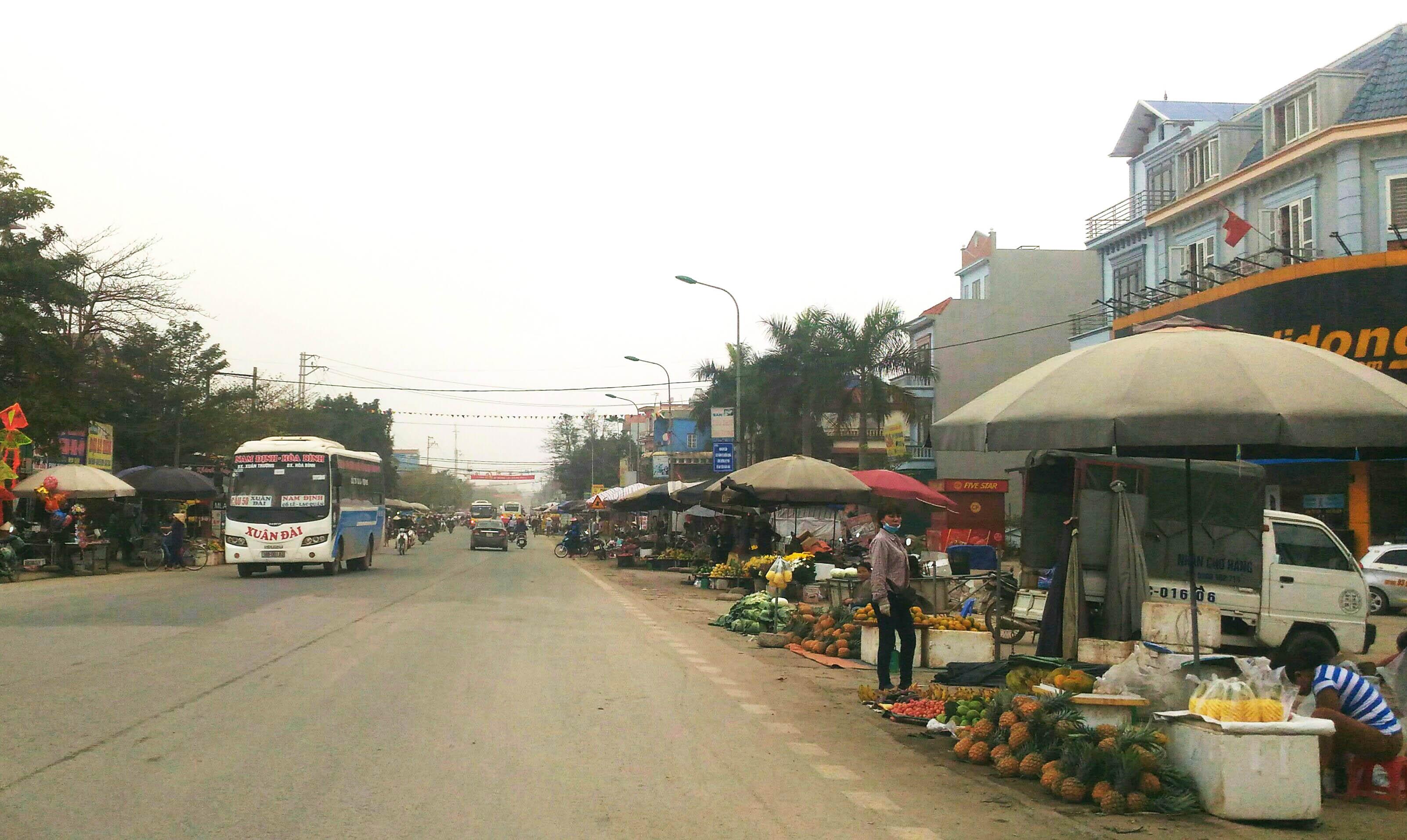 Sớm xử lý dứt điểm tình trạng ngang nhiên họp chợ trên Quốc lộ 6