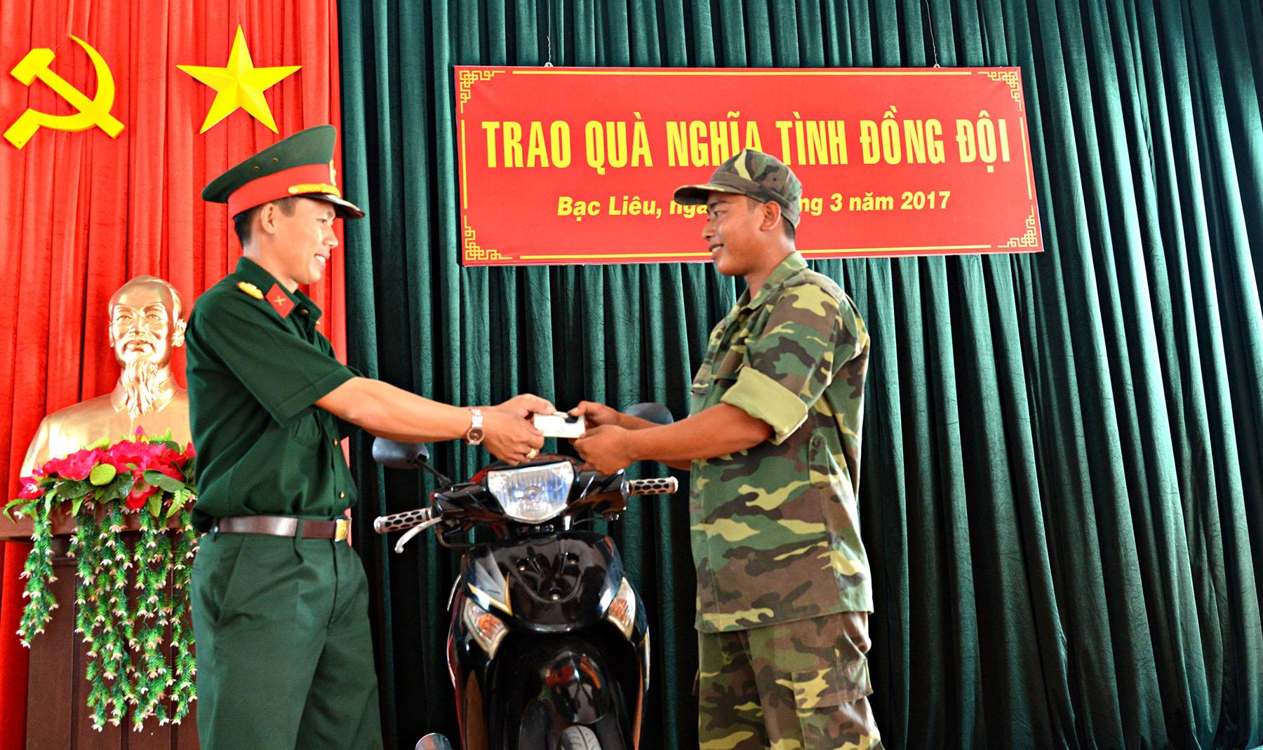 Món quà ấm tình đồng đội