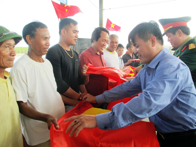 Cờ Tổ quốc trên biển quê hương