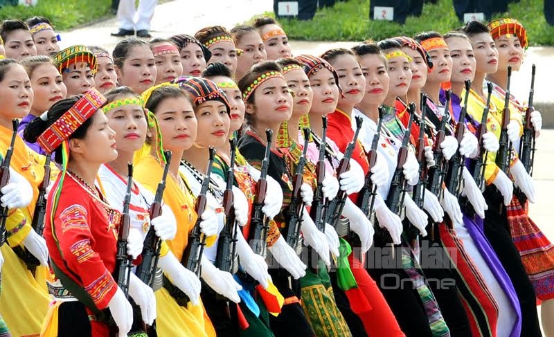 Khối nữ dân quân các dân tộc Việt Nam và nữ dân quân Đồng bằng sông Hồng trong ngày hội non sông, ngày 2-9-2015.