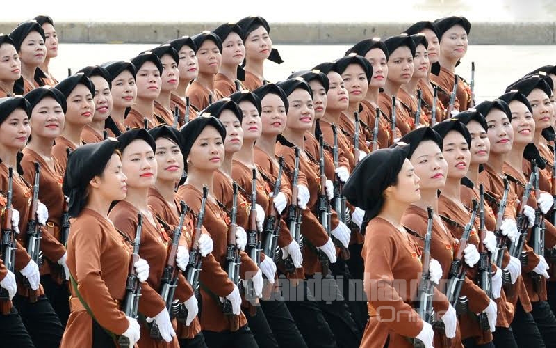 Khối nữ giải phóng quân miền Nam và nữ du kích miền Đông Nam bộ trong ngày 30-4-2015.