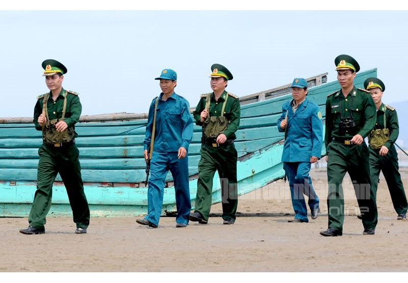 Bộ đội Biên phòng Quảng Ninh với dân quân địa phương tuần tra ven biển khu vực phường Trà Cổ (TP Móng Cái).