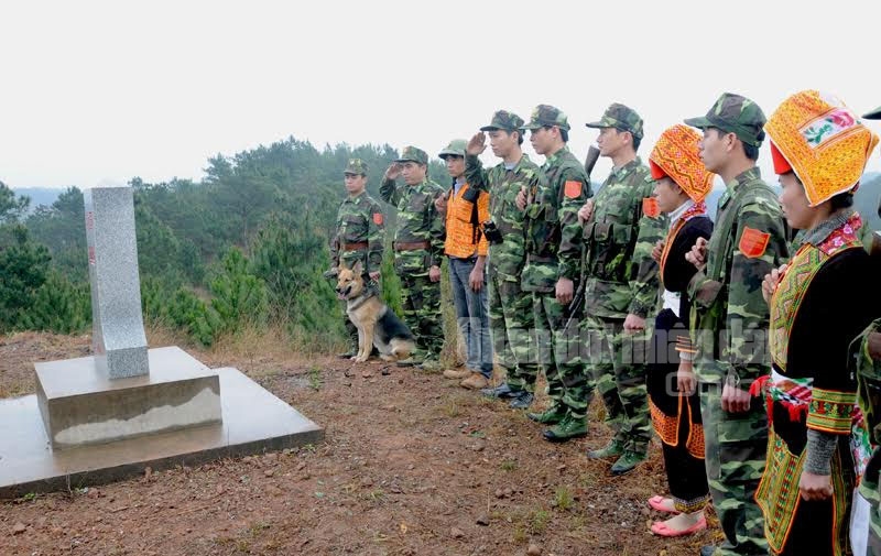 Đồn Biên phòng Chi Ma (Bộ chỉ huy Bộ đội Biên phòng tỉnh Lạng Sơn) phối hợp với dân quân địa phường tuần tra biên giới.